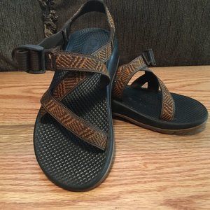 CHACOS  (BIG KID SIZE 4)